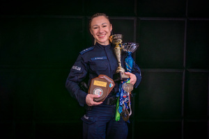 policjantka w studio radiowym