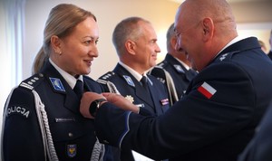 Policjantka otrzymuje medal.