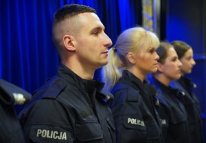 Policjanci w szeregu.