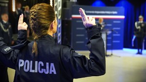 Policjanci ślubują.