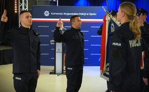 Policjanci ślubują na sztandar.