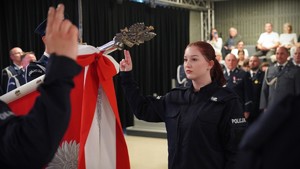 Policjantka ślubuje na sztandar,
