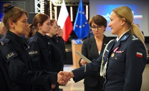 Policjantki podają sobie ręce.