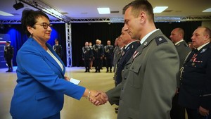 Kobieta gratuluje policjantowi.