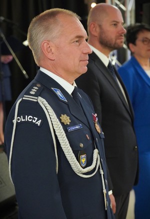 Zdjęcie przedstawia dwóch mężczyzn stojących obok siebie.