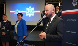 Mężczyzna przy mikrofonie.