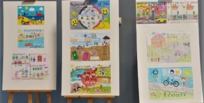 Zdjęcie przedstawia prace plastyczne.