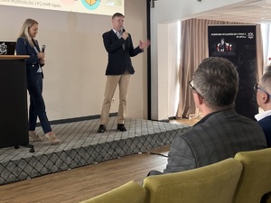 zdjęcie kolorowe: uczestnicy i prelegenci Konferencję nt. Cyberprzestępczości Finansowej