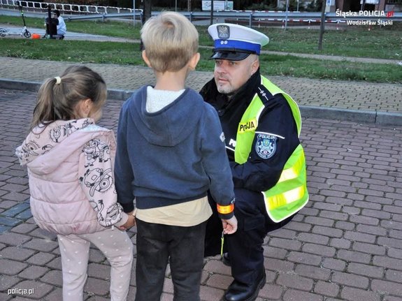 zdjęcie kolorowe: policjant z dziećmi