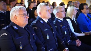 Mężczyźni siedzący w szeregu.