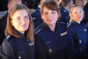 Kobiety siedzące w szeregu.