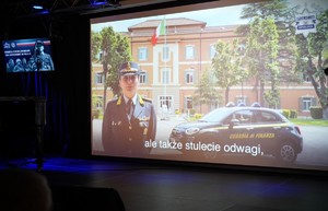 Policjantka z radiowozem.