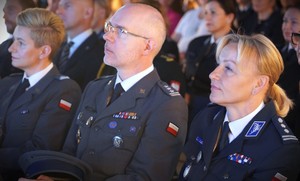 Kobieta i mężczyzna siedzą w szeregu.