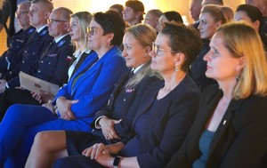 Kobiety w szeregu.