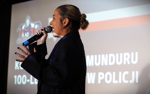 Kobieta śpiewa.