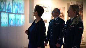 Policjanci zwiedzają Muzeum Polskiej Piosenki.