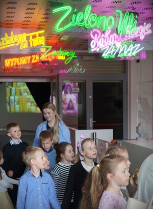 Dzieci zwiedzają muzeum.