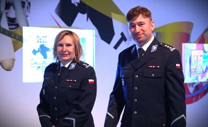Policjant i policjantka.