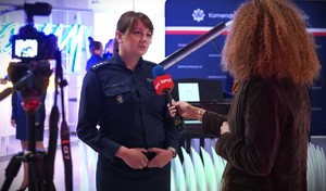 Policjantka udziela wywiadu.