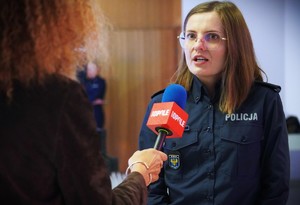 Policjantka udziela wywiadu.