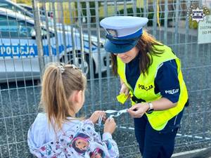 Policjantka rozdaje odblask.