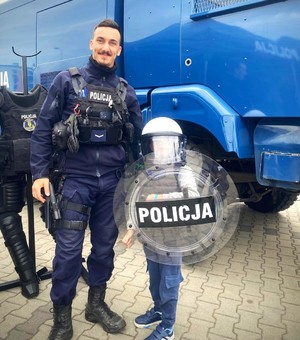 Dziecko na quadzie, za nim policjant.