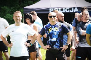 Dwóch mężczyzn stoi obok siebie, w tle napis Policja.
