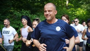 Grupa biegaczy na starcie.