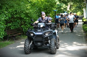 Quad jedzie przed grupą ludzi.
