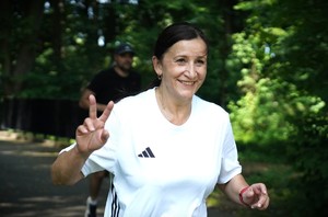 Kobieta biegnie.