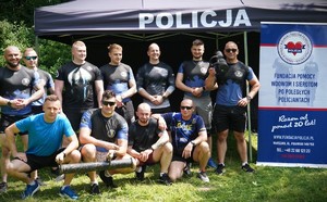 Grupa ludzi pozuje do zdjęcia.
