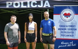 Grupa ludzi pozuje do zdjęcia.