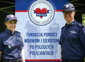 Policjanci w czapkach pozują do zdjęcia.