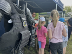 policjanci na pikniku ekologicznym prezentują sprzęt i rozmawiają o bezpieczeństwie