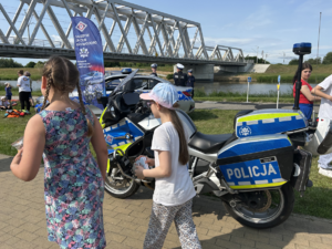 policjanci na pikniku ekologicznym prezentują sprzęt i rozmawiają o bezpieczeństwie