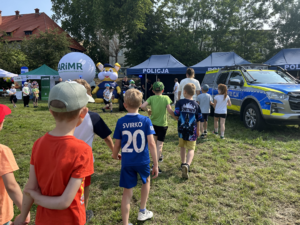 policjanci na pikniku ekologicznym prezentują sprzęt i rozmawiają o bezpieczeństwie