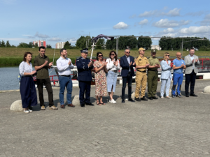 policjanci na pikniku ekologicznym prezentują sprzęt i rozmawiają o bezpieczeństwie