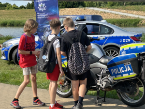 policjanci na pikniku ekologicznym prezentują sprzęt i rozmawiają o bezpieczeństwie