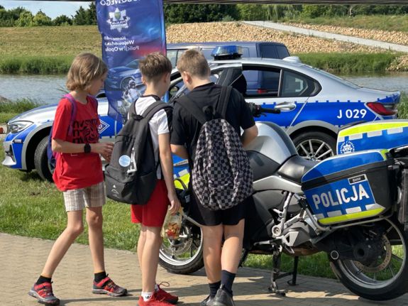 policjanci na pikniku ekologicznym prezentują sprzęt i rozmawiają o bezpieczeństwie
