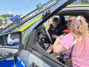policjanci na pikniku ekologicznym prezentują sprzęt i rozmawiają o bezpieczeństwie