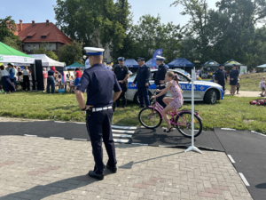 policjanci na pikniku ekologicznym prezentują sprzęt i rozmawiają o bezpieczeństwie