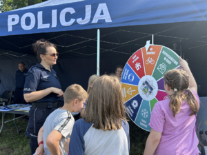 policjanci na pikniku ekologicznym prezentują sprzęt i rozmawiają o bezpieczeństwie
