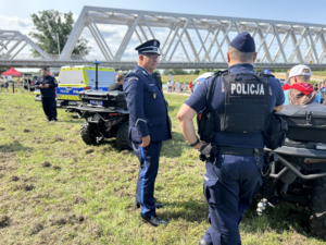 policjanci na pikniku ekologicznym prezentują sprzęt i rozmawiają o bezpieczeństwie