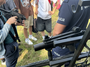 policjanci na pikniku ekologicznym prezentują sprzęt i rozmawiają o bezpieczeństwie