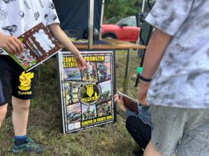 policjanci na pikniku ekologicznym prezentują sprzęt i rozmawiają o bezpieczeństwie