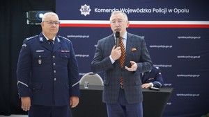 Dwóch mężczyzn, jeden w mundurze.