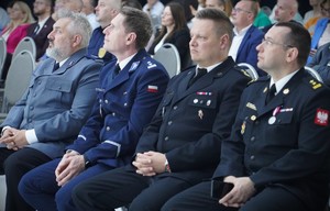 Czterech mężczyzn w mundurze.