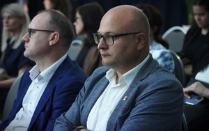 Dwóch mężczyzn w okularach.