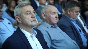 Trzech mężczyzn słucha wykładu.