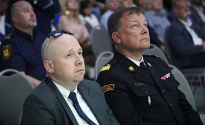 Dwóch mężczyzn słucha wykładu.